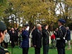 Bloemenhulde op Canadese militaire begraafplaats.